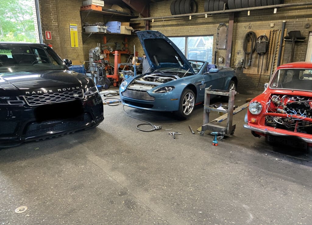 Land Rover, Aston Martin og Morris Mascot på værksted hos Gjellerup Auto